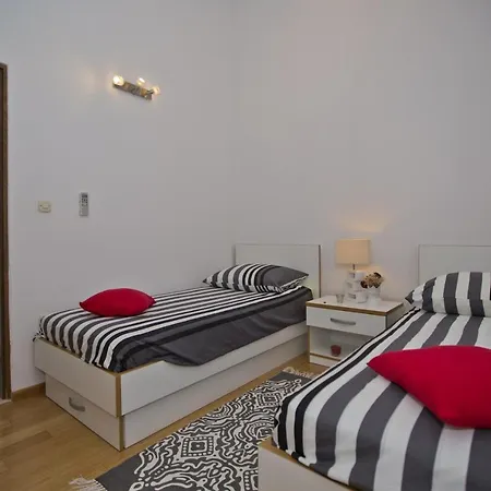 Sea View, Modern & Spacious Apartment هفار