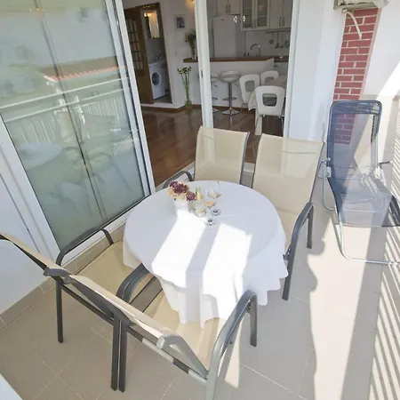 Sea View, Modern & Spacious Apartment شقة